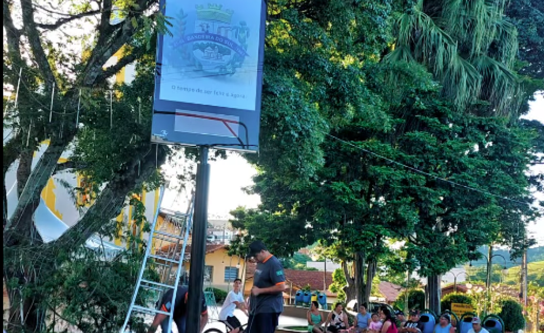 O relógio da praça voltou à vida! 