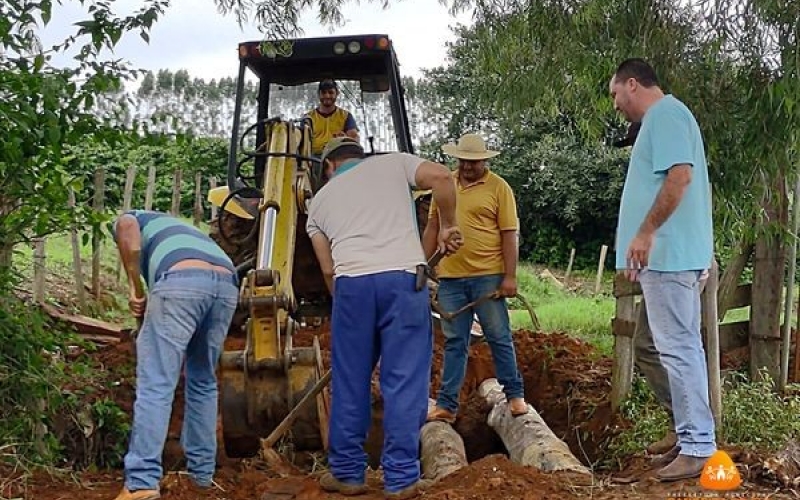Setor de obras trabalhando duro para realizar melhorias e recuperações nas estradas rurais de Bandeira do Sul Mg